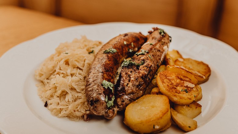 Hausgemachte Leberwurst mit Röstkartoffeln und Sauerkraut, © Niederösterreich Werbung/Klaus Engelmayer